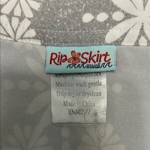 Ripskirt Hawaii Gray and White Floral Skirt